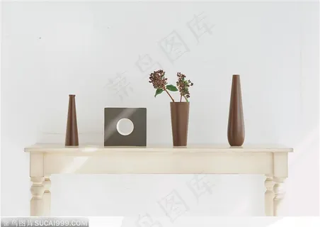 白色矮桌子上的一套咖啡色瓷器和插花 白色矮桌子上的一套咖啡色瓷器和插花
