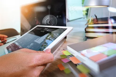 正在看平板的商务人士高清图片