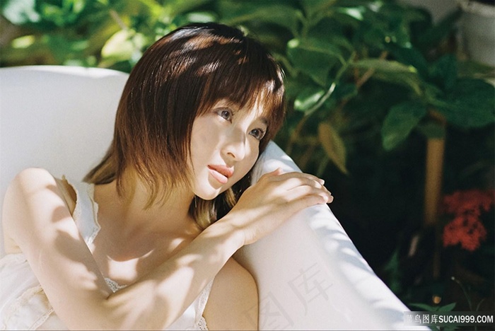 短发清纯少女美女侧脸看向外边图片