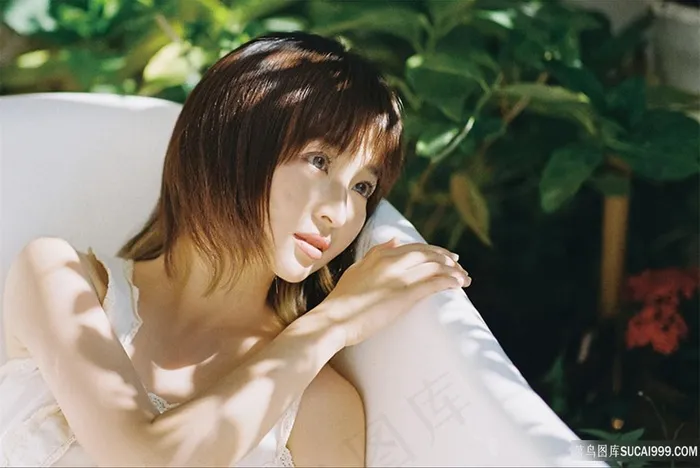短发清纯少女美女侧脸看向外边图片