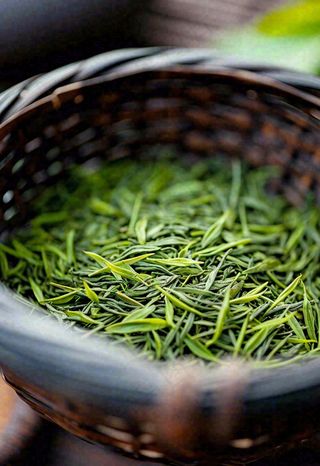 中国风，茶盆里的龙井绿茶茶叶摄影