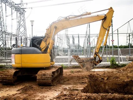 蓝天下的挖掘机