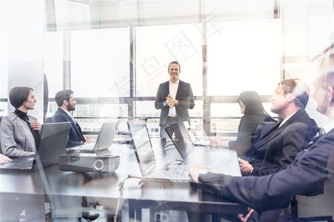 正在开会的商务团队高清图片