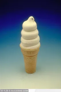 蓝色背景下的圆筒奶油冰激淋