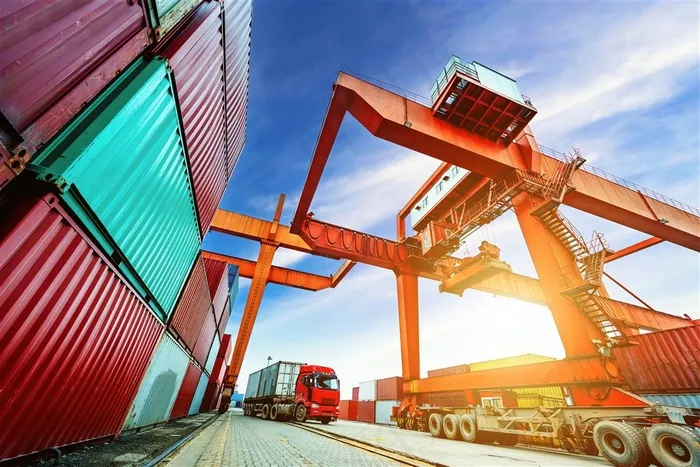 忙碌的集装箱码头高清图片