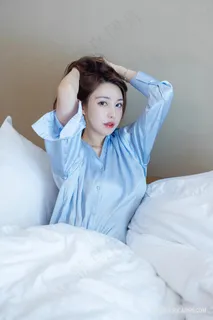 穿着蕾丝内衣的性感美女艾静香精品美女套图