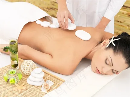 背上放着白色砭石的美女高清图图片 背上放着白色砭石的美女高清图图片