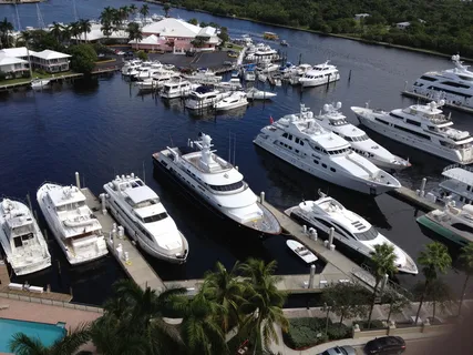 白色游艇靠岸图片