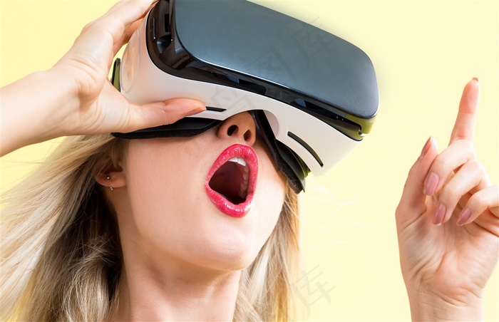 看3D眼镜的女人摄影高清图片