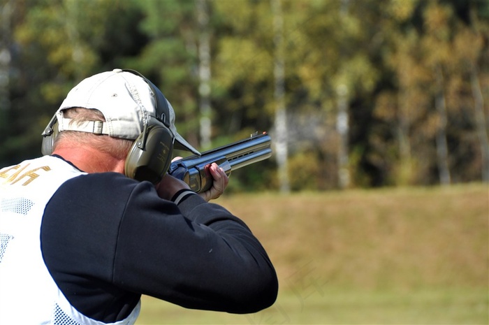 持枪打靶射击素材