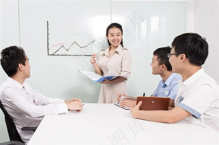 商务团队在办公室开会