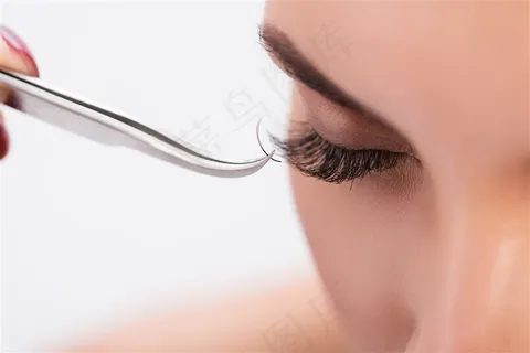 拿着夹杂嫁接睫毛的美女高清图片 拿着夹杂嫁接睫毛的美女高清图片