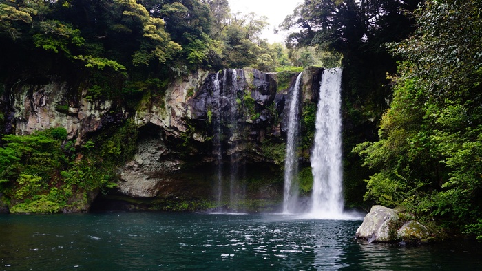高清山林间瀑布风景