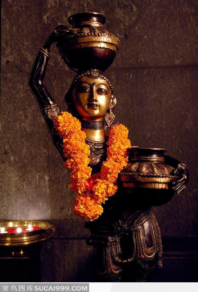 顶着水罐的印度女郎铜像