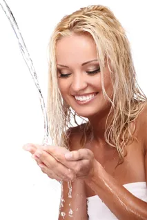 洗脸的金发美女素材