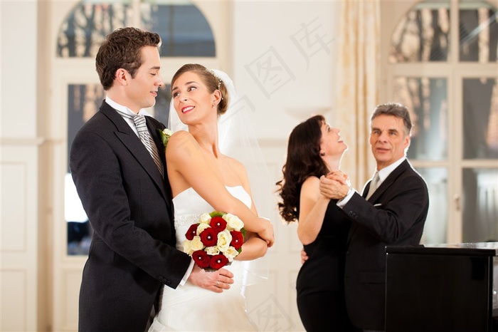 一对正在结婚的夫妻