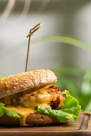 黄色美味汉堡摄影素材