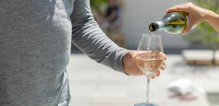 实拍倒葡萄酒入杯