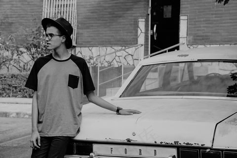 黑白男生图片素材