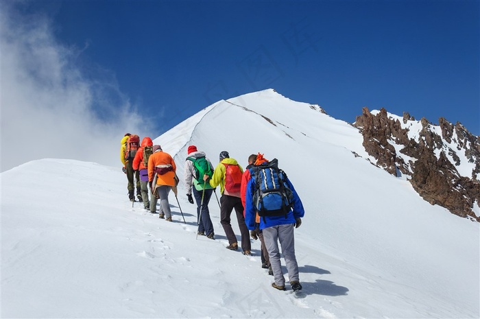 正在爬雪山的登山队高清摄影图