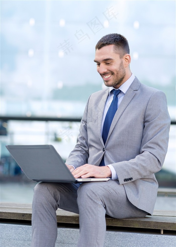 白领对着笔记本电脑工作场景