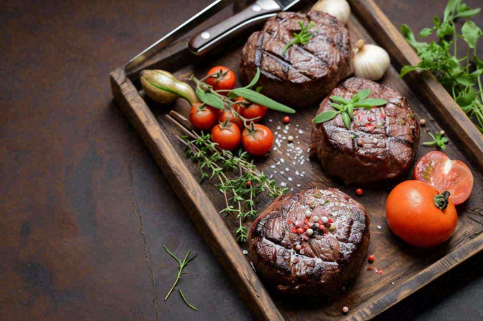 西餐美食牛肉羊肉烤肉扒类番茄食品摄影图(1344x896)
