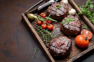 西餐美食牛肉羊肉烤肉扒类番茄食品摄影图