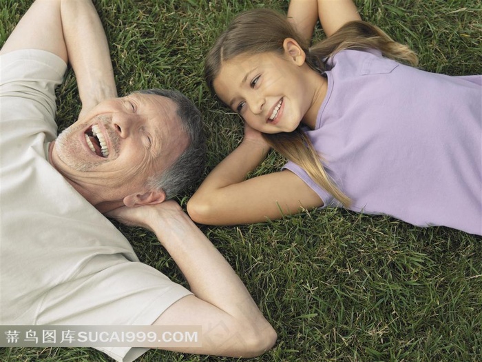 爷爷和孙女躺在草坪上动作特写