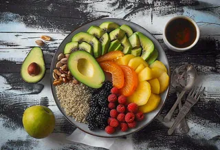 美食水果拼盘早餐沙拉咖啡，牛油果香蕉草莓奇异果果汁摄影图