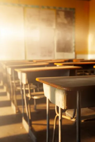 教室课桌光点摄影图