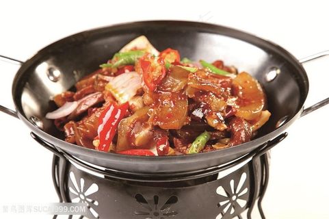 中华美食干锅带皮牛肉摄影图