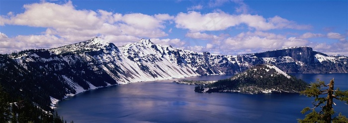 唯美雪山湖畔风景画