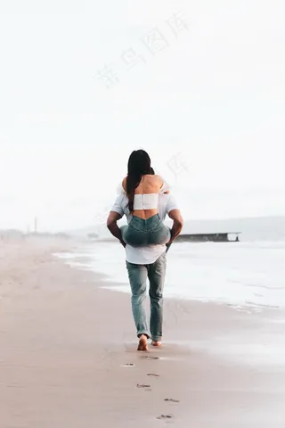 男背女海边情侣背影图片