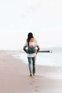 男背女海边情侣背影图片 男背女海边情侣背影图片