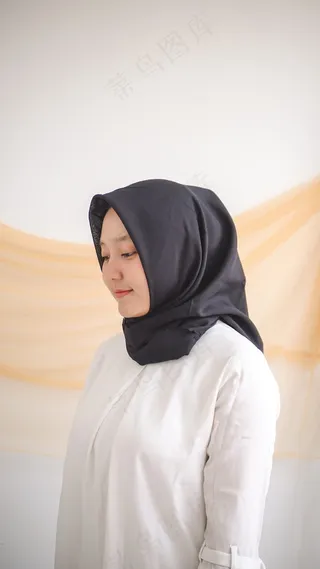 围着黑色头巾的亚洲美女图片
