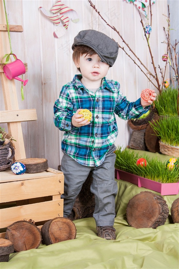 戴着帽子的外国小男孩