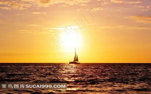 金黄色夕阳照射下的帆船