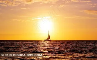金黄色夕阳照射下的帆船