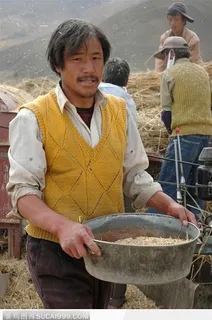 西藏人文风情-端着粮食的青年 西藏人文风情-端着粮食的青年