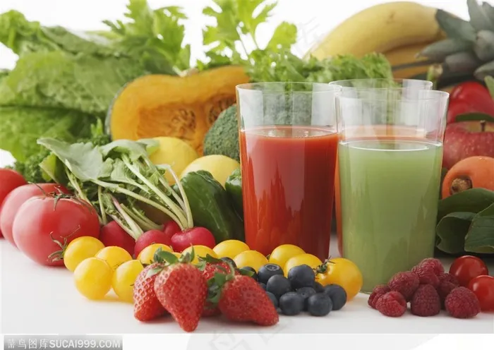 清凉饮品-蔬菜旁的饮料