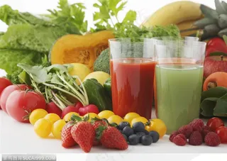 清凉饮品-蔬菜旁的饮料