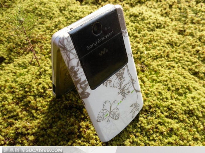 电子科技产品-放在绿地上的手机