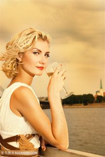 喝酒的金发美女的复古照片