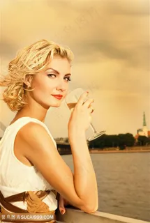 喝酒的金发美女的复古照片