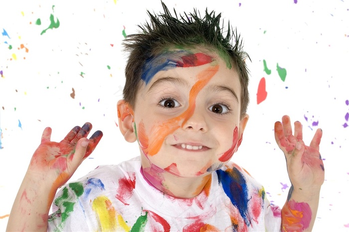 全身颜料的个性男孩