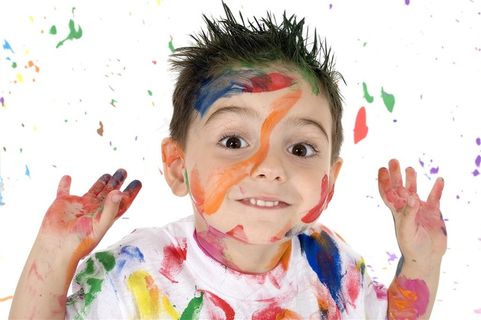 全身颜料的个性男孩