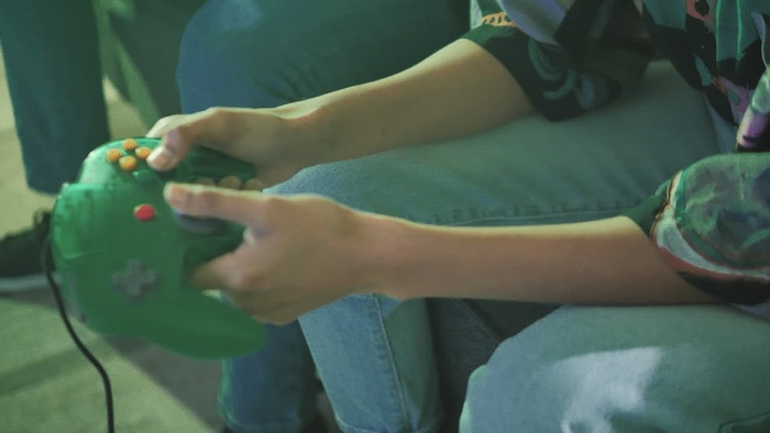 玩电子游戏的夫妇玩得开心