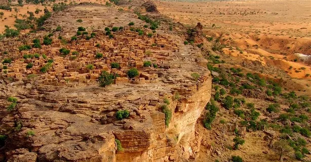 在悬崖峭壁边上的村镇