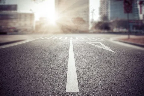 岔路口的公路特写高清摄影图片