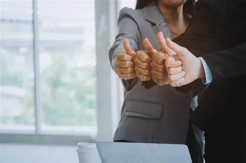 竖大拇指的商务人士高清图片